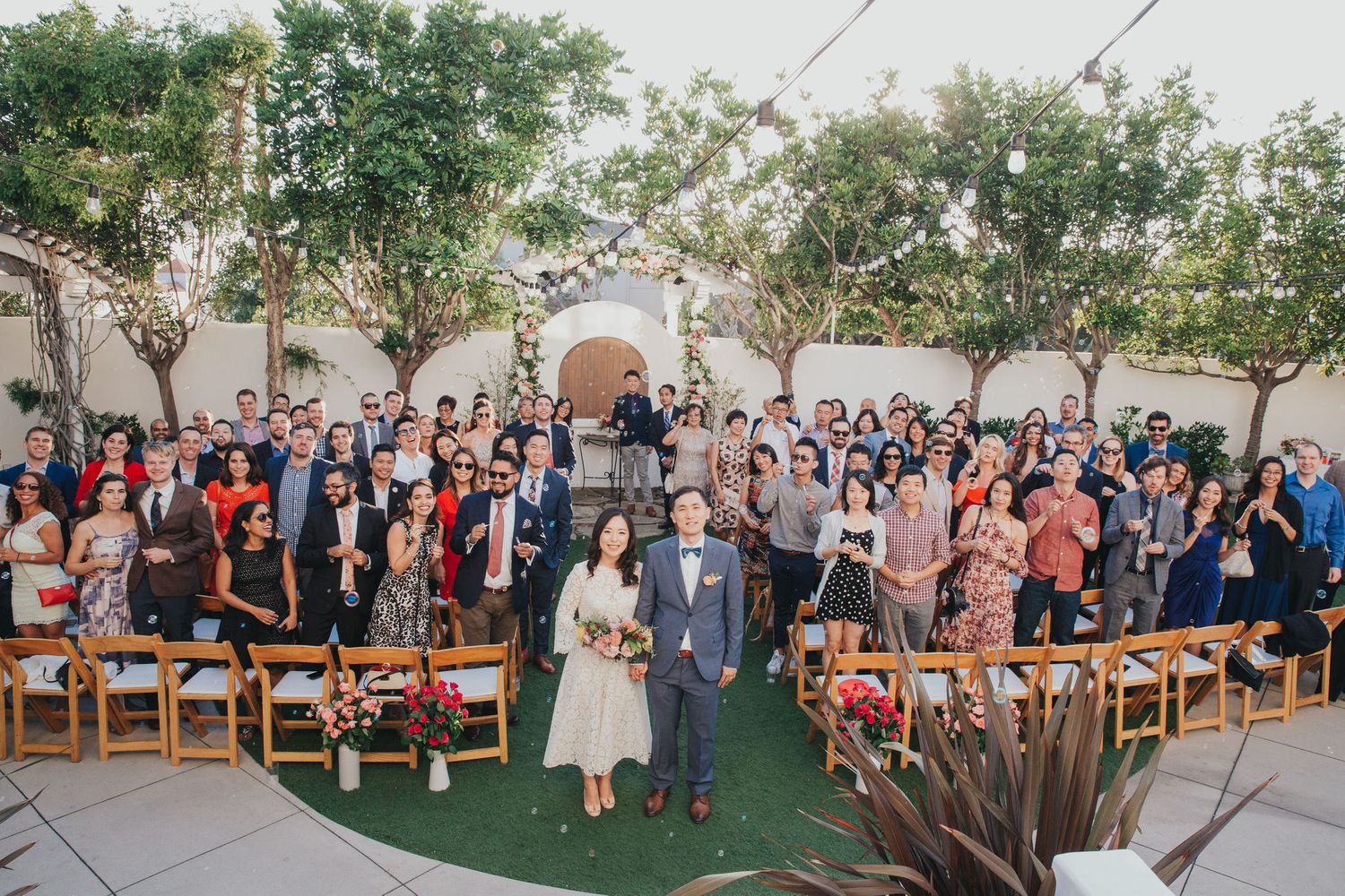 bride & groom photo with all wedding guests at verandas manhattan beach