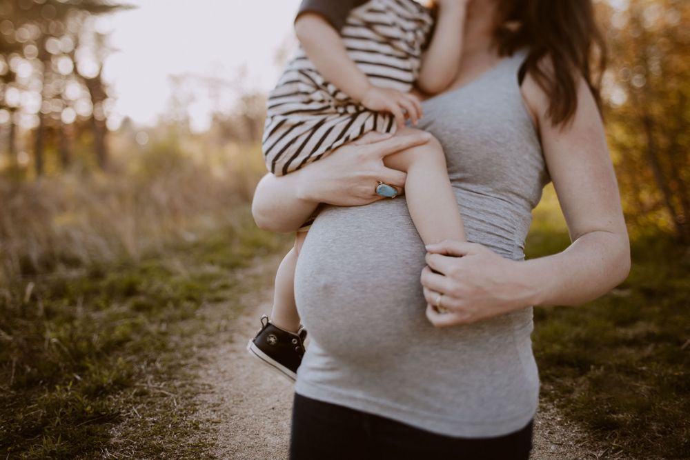 maternity pictures with siblings