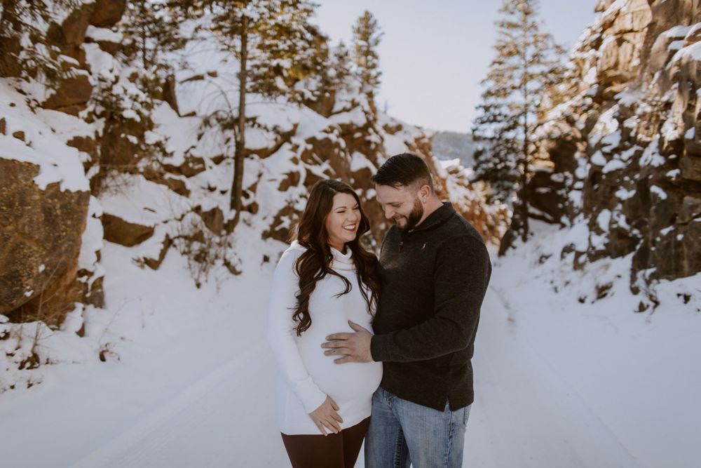 winter maternity pictures in snow