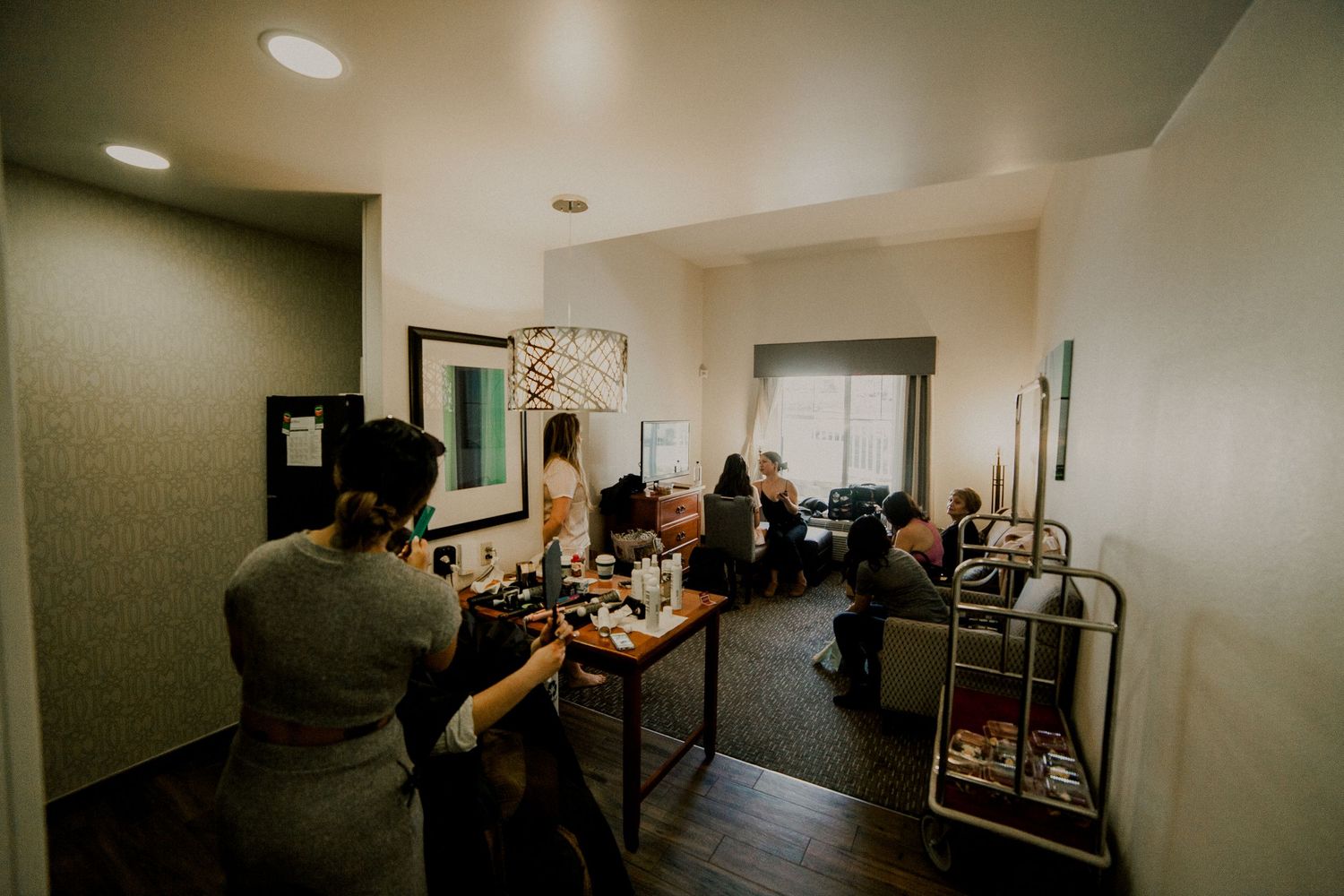 bridal party getting ready at holiday inn