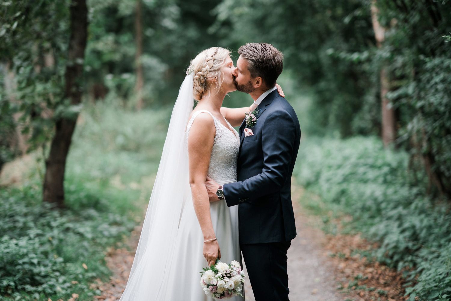 Hochzeitsbilder Hochzeitsfotograf Paarshooting Hochzeit herrundfrauk Auermühle Ratingen