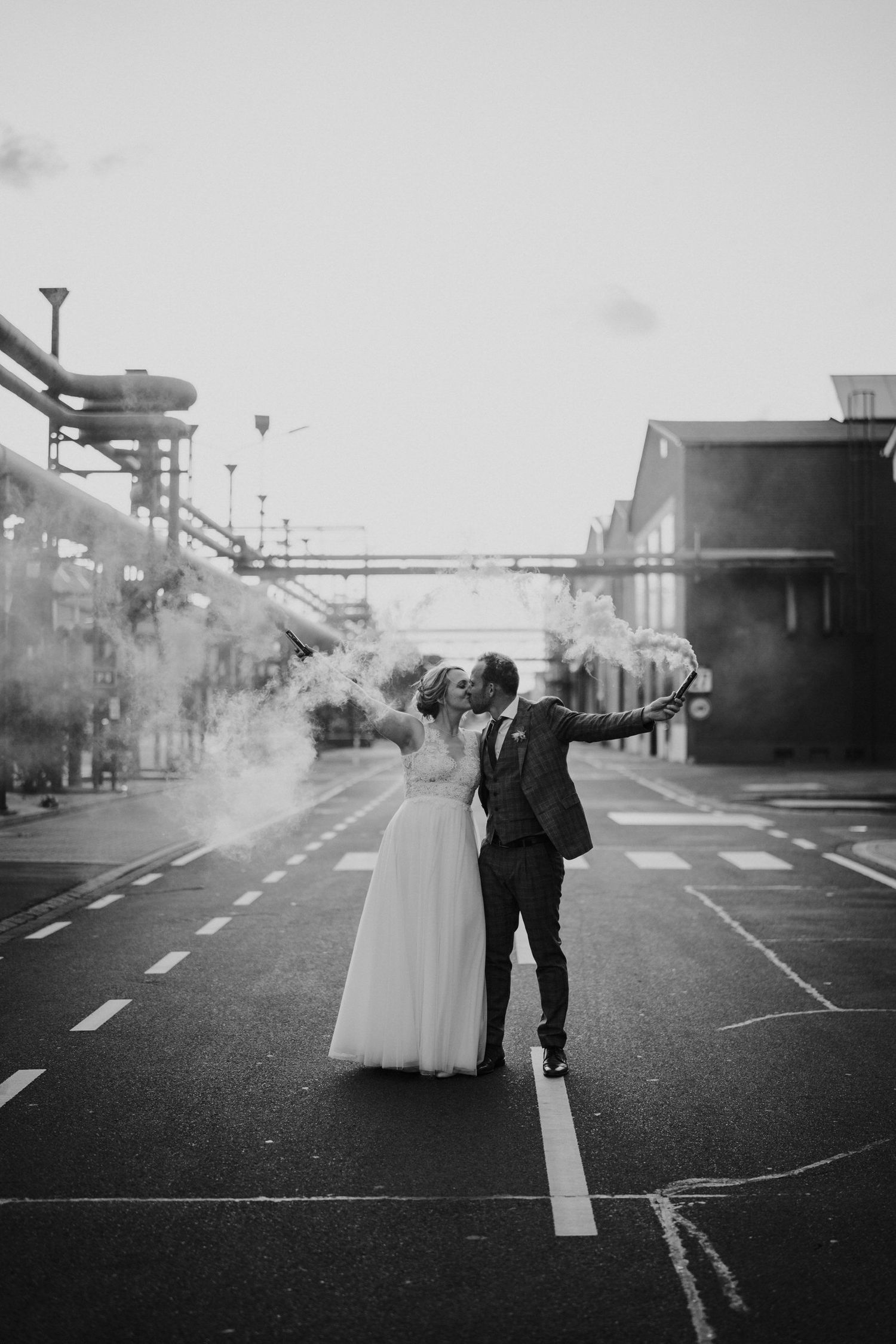 Hochzeitsbilder Hochzeitsfotograf Böhlerwerke Neuss Paarshooting Hochzeit herrundfrauk