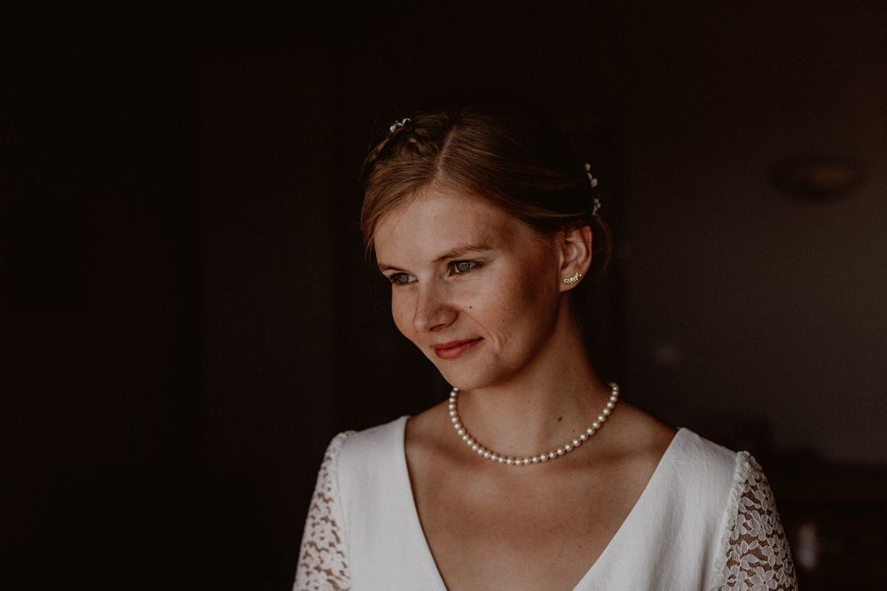 portrait of a bride with a white dress and a pearl necklace