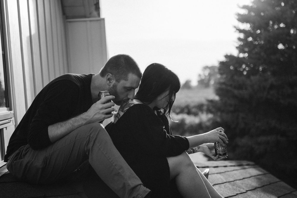 guy-kissing-back-og-woman-on-rooftop-winterset-iowa-raelyn-ramey-photography