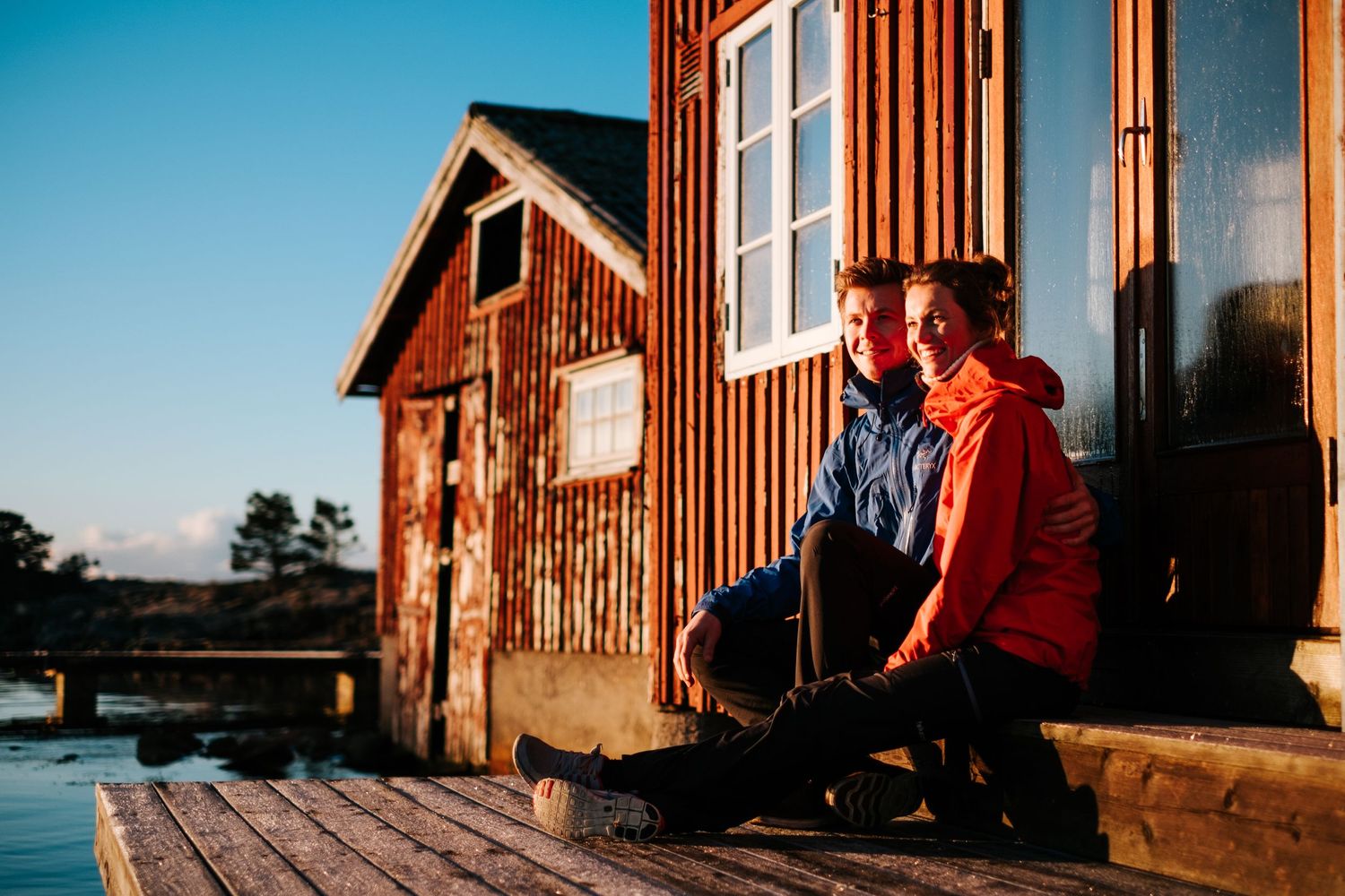 Kjærstefoto i soloppgangen ved Bibelskolen i Grimstad
