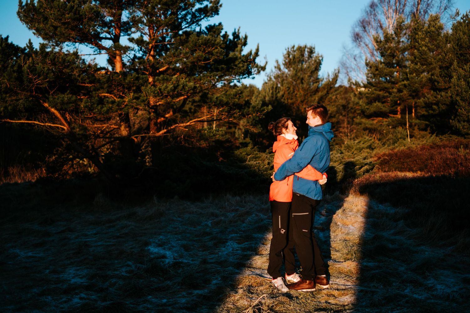 Kjærstefoto i soloppgangen ved Bibelskolen i Grimstad