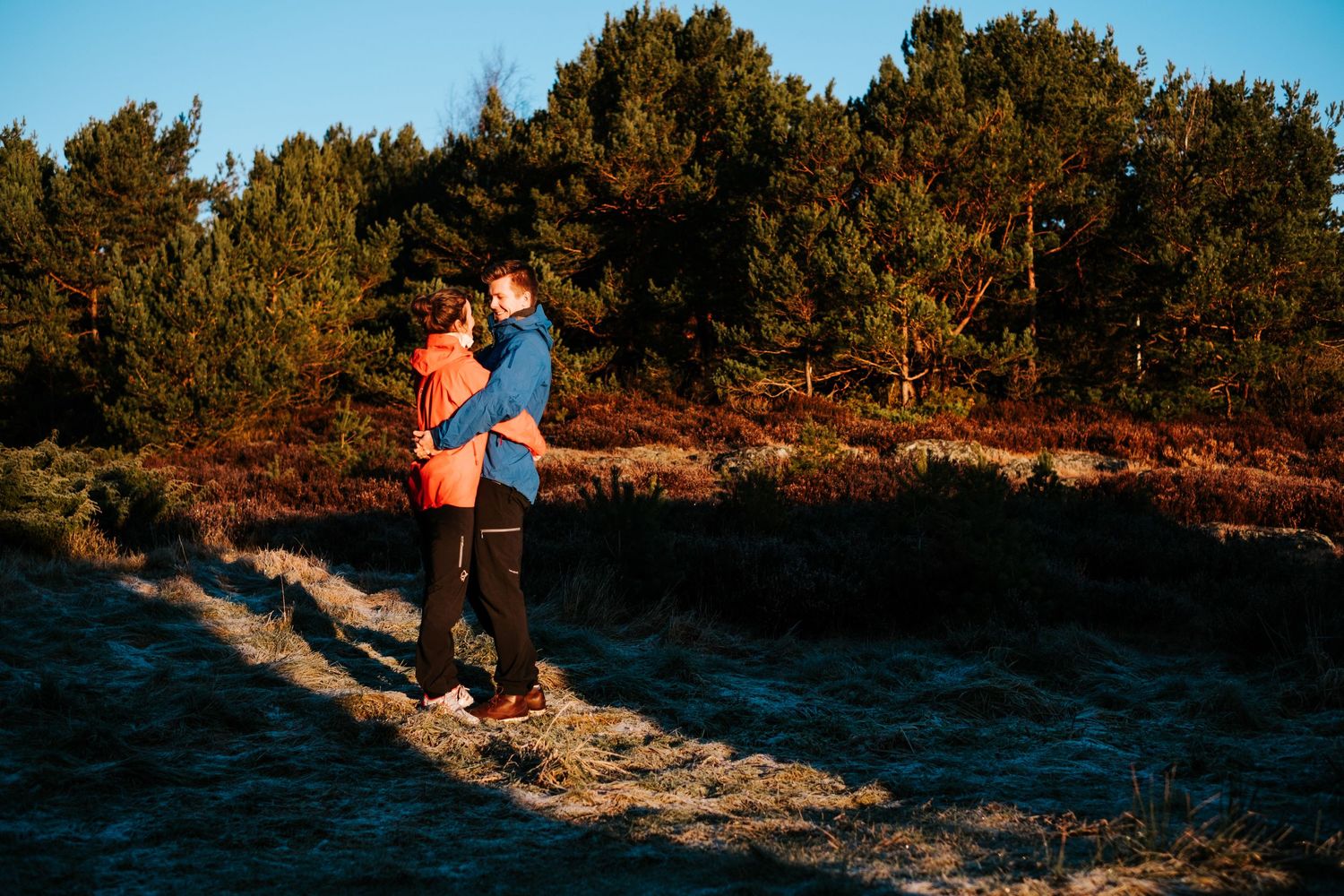 Kjærstefoto i soloppgangen ved Bibelskolen i Grimstad