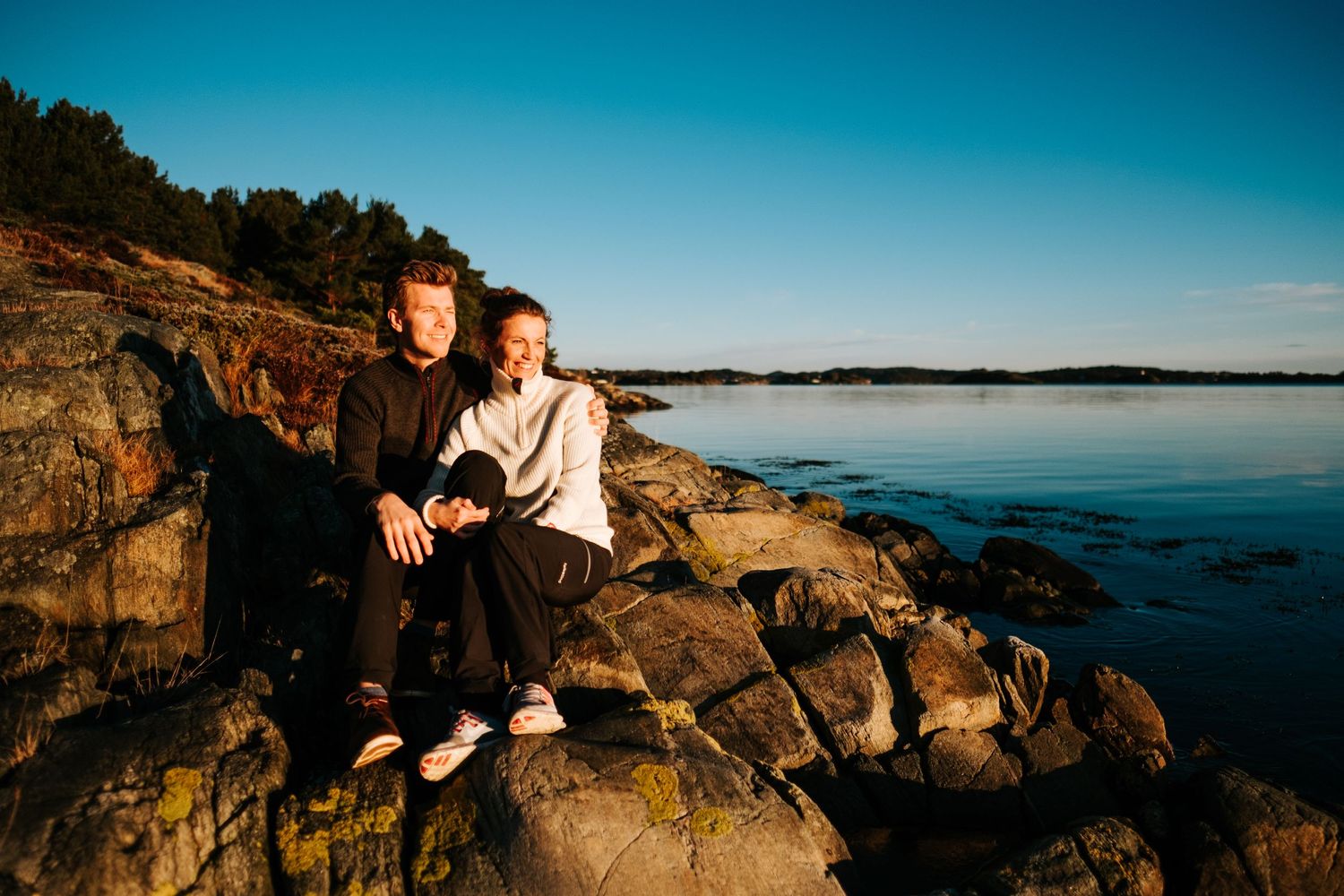 Kjærstefoto i soloppgangen ved Bibelskolen i Grimstad