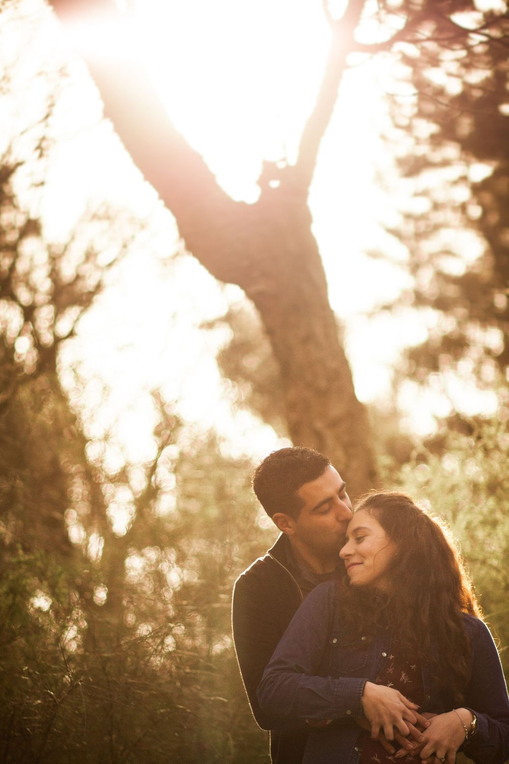 Bride and groom in their engagement photoshoot. Sessão de solteiros no Inverno no Porto.