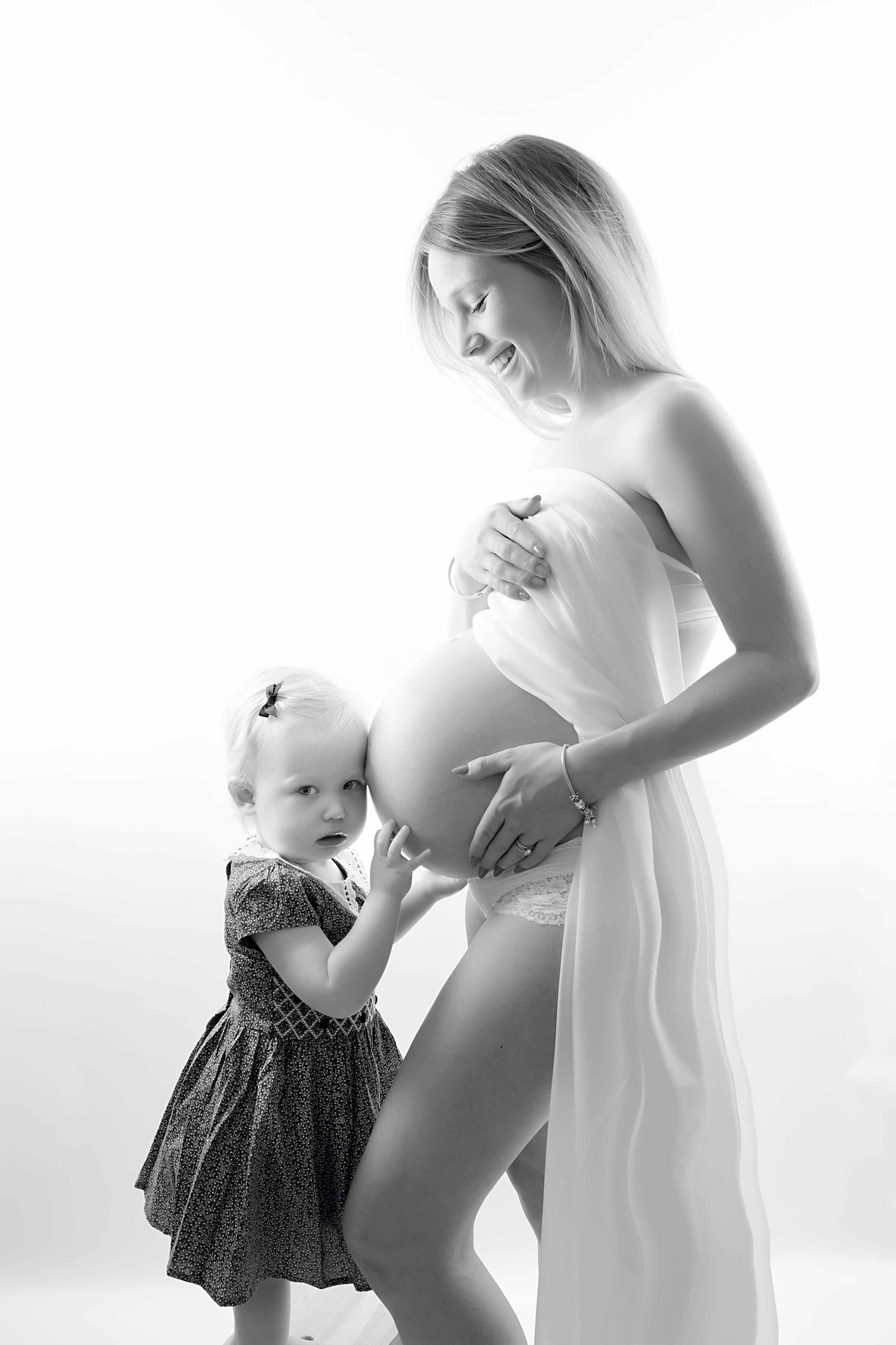 gorgeous family maternity photoshoot in fleet, hampshire