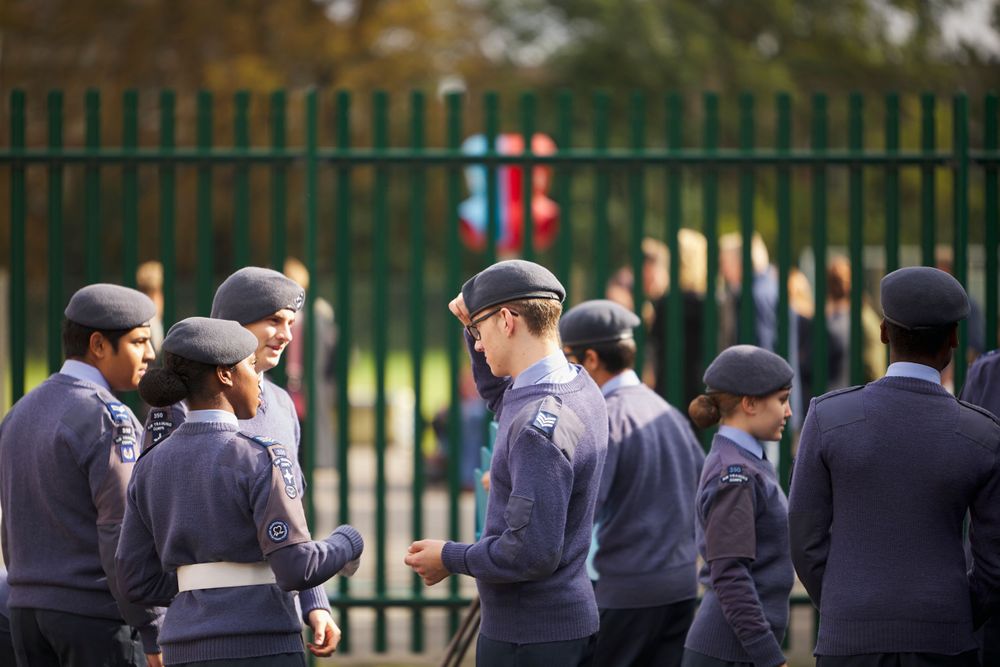 350 (Carshalton & Wallington) Squadron cadets passing on instructions