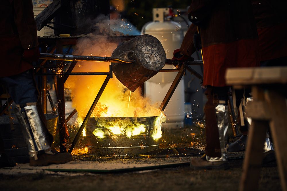 Iron pour artists pour molten iron