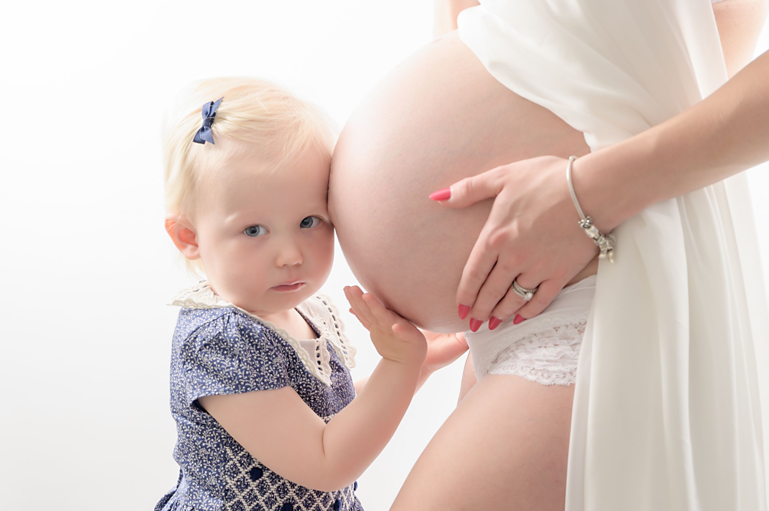gorgeous family maternity photoshoot in fleet, hampshire