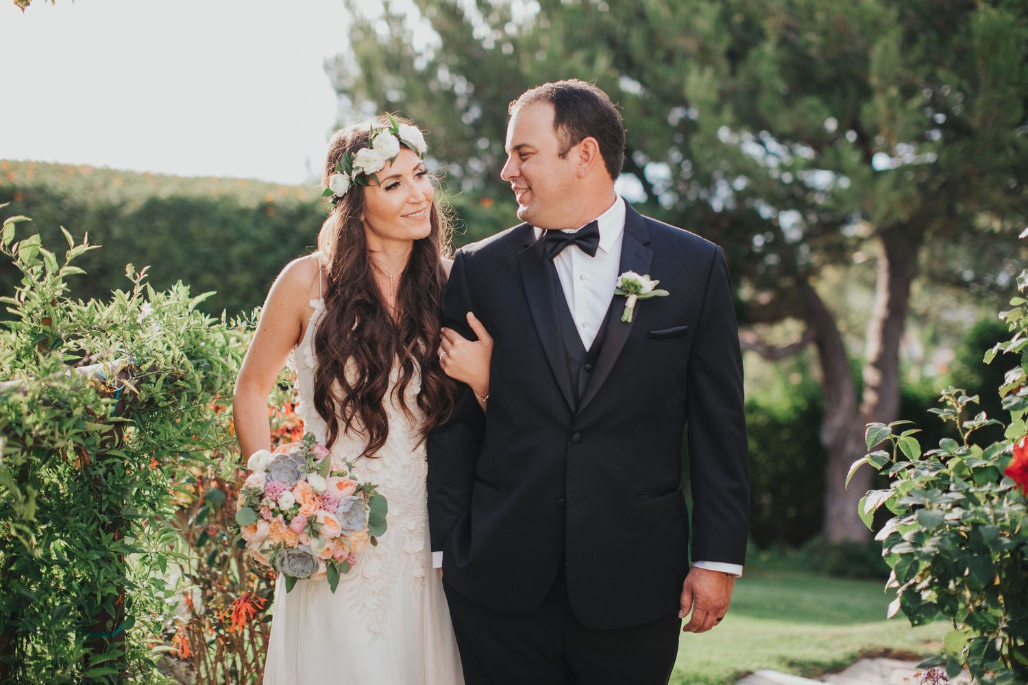 bride & groom walking at la venta inn