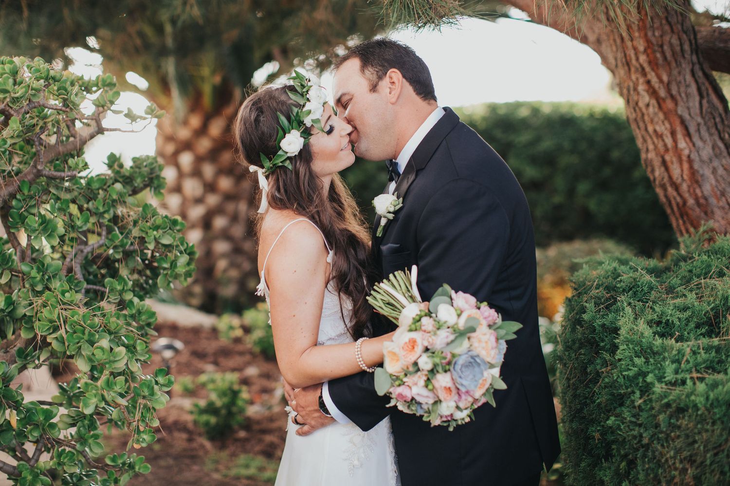 bride & groom kissing at la venta inn