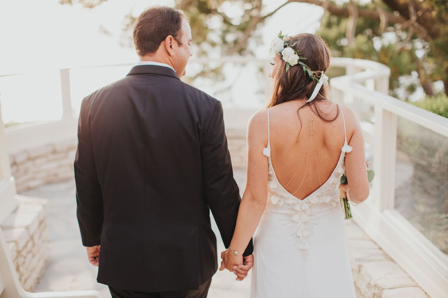 bride & groom walking away at la venta inn