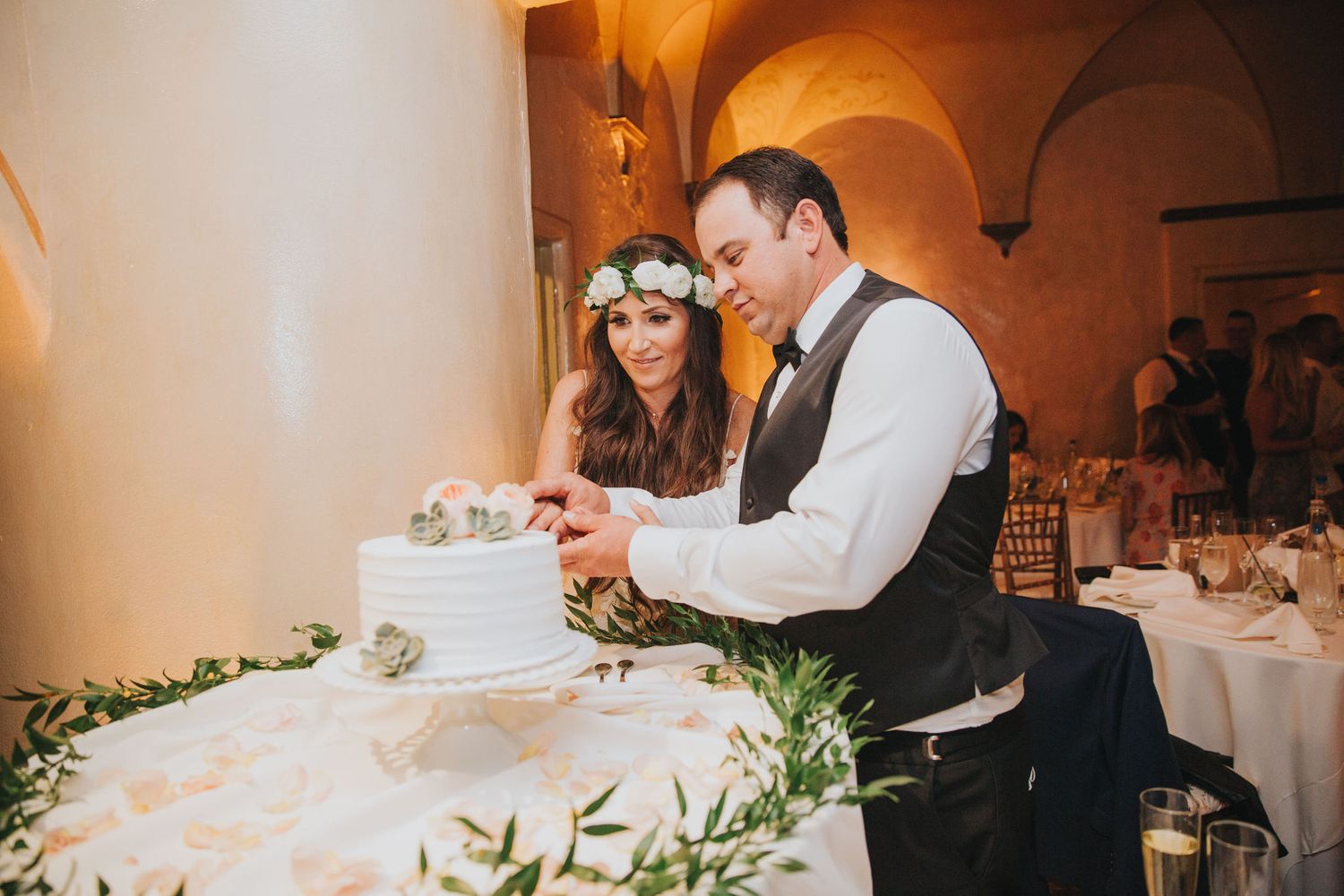 bride and groom cutting cake at la venta inn