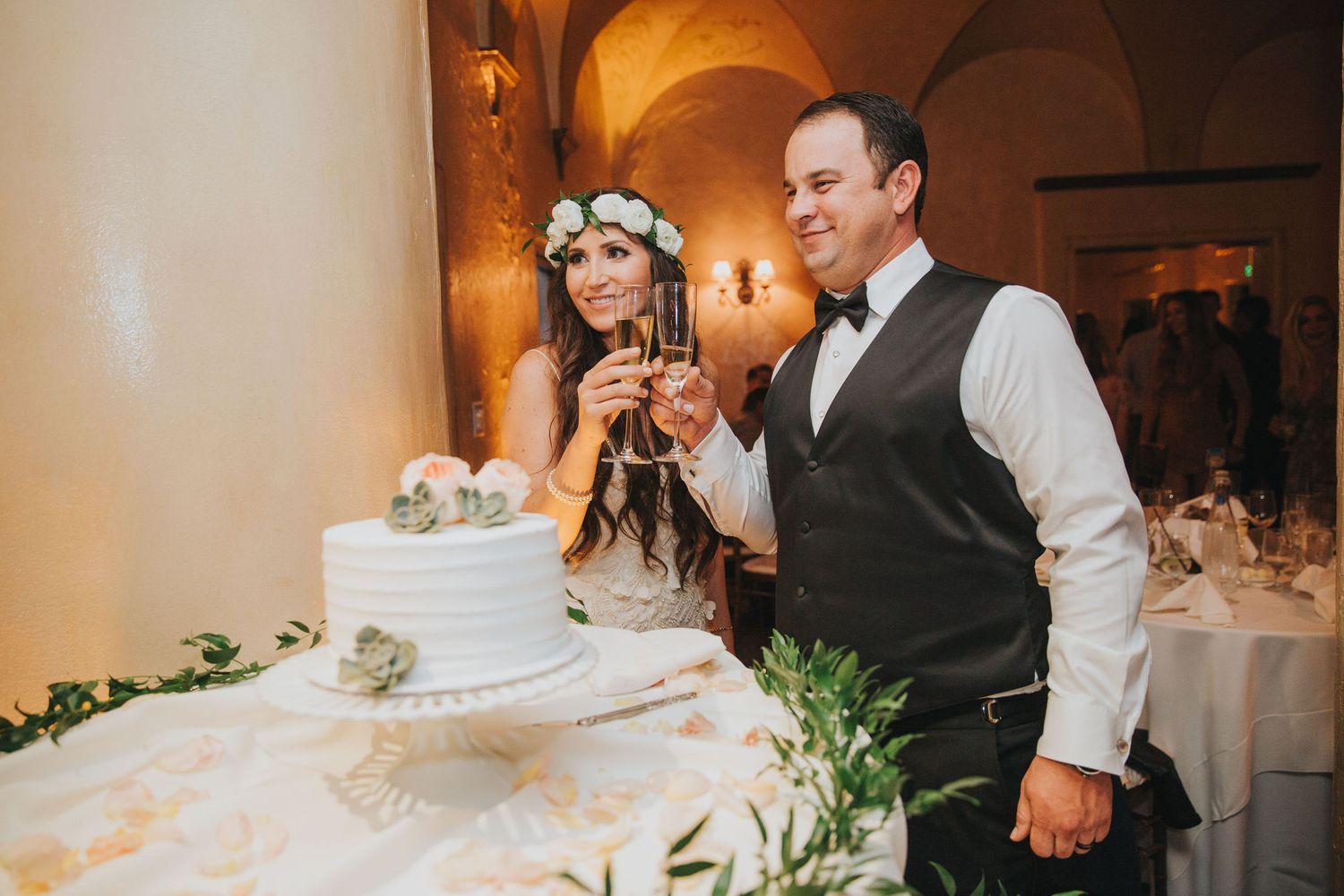 bride & groom cake cutting toast at la venta inn