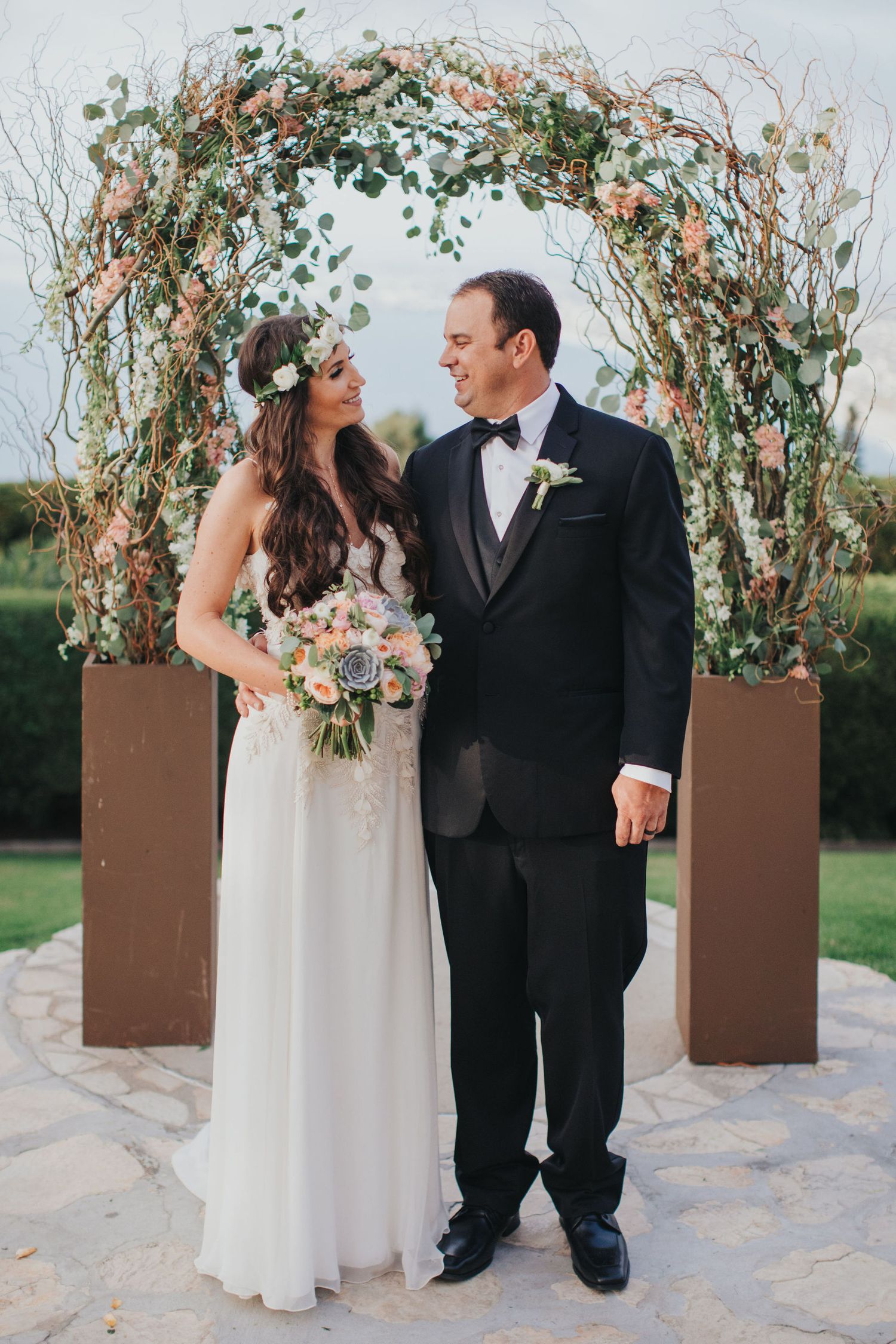 wedding ceremony arch at la venta inn