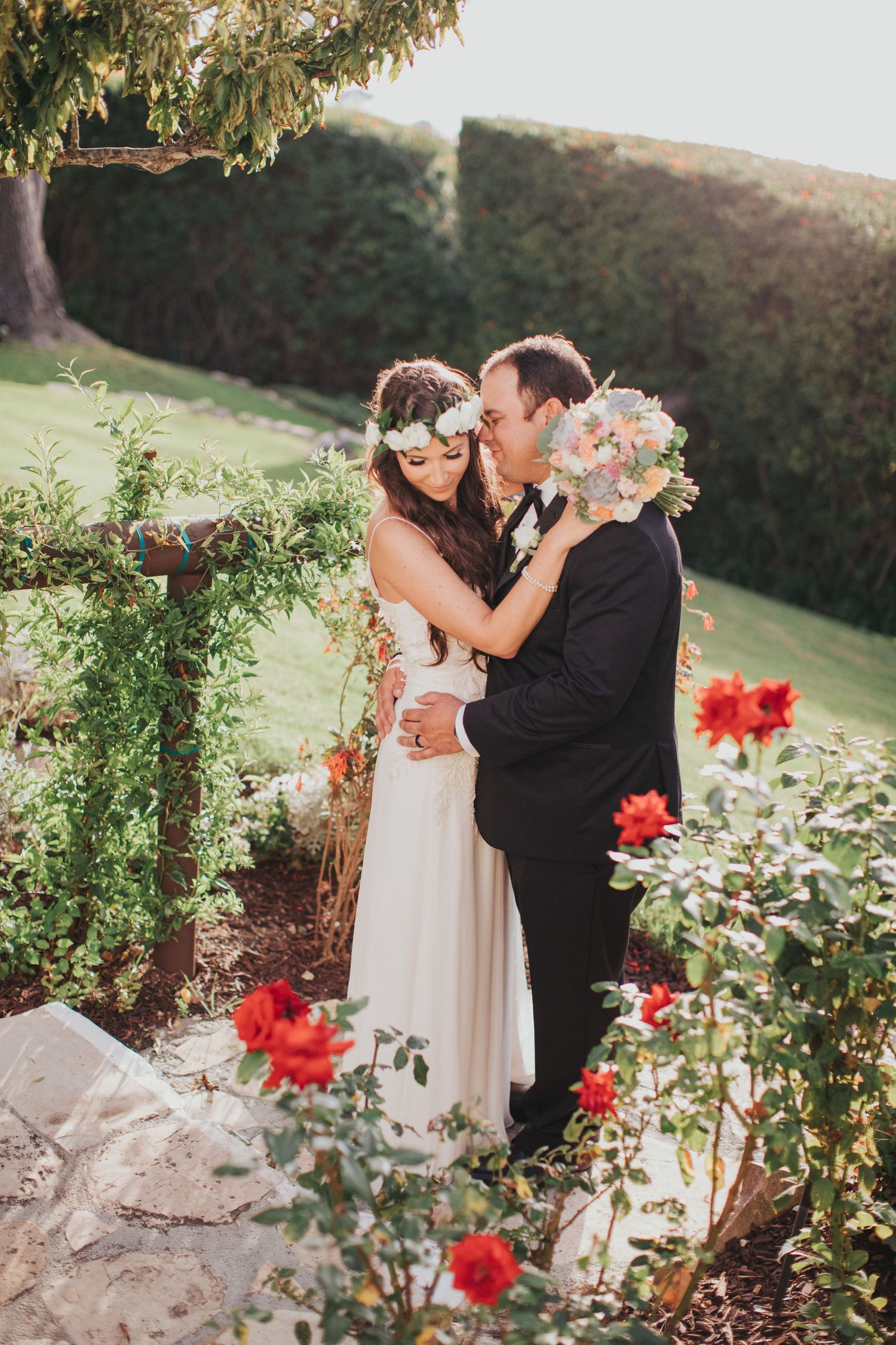 bride & groom on stairs with roses at la venta inn