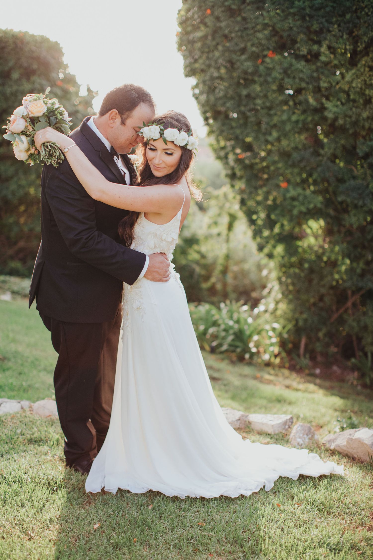 romantic bride & groom photo at la venta inn