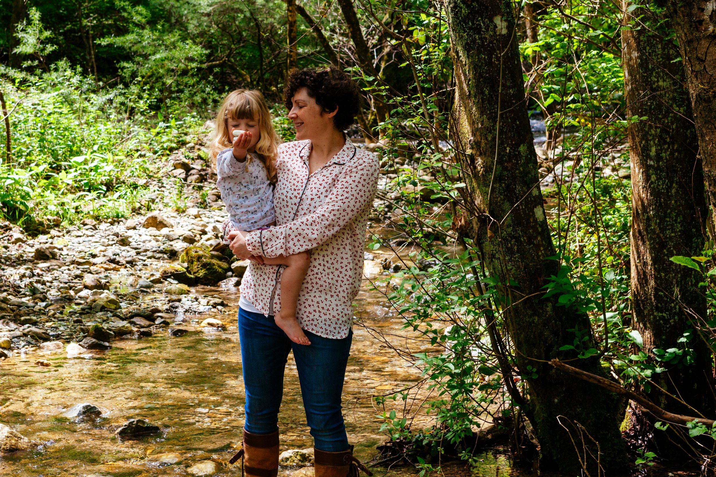 Elizabeth Armitage photographer in Tuscany with her daughter