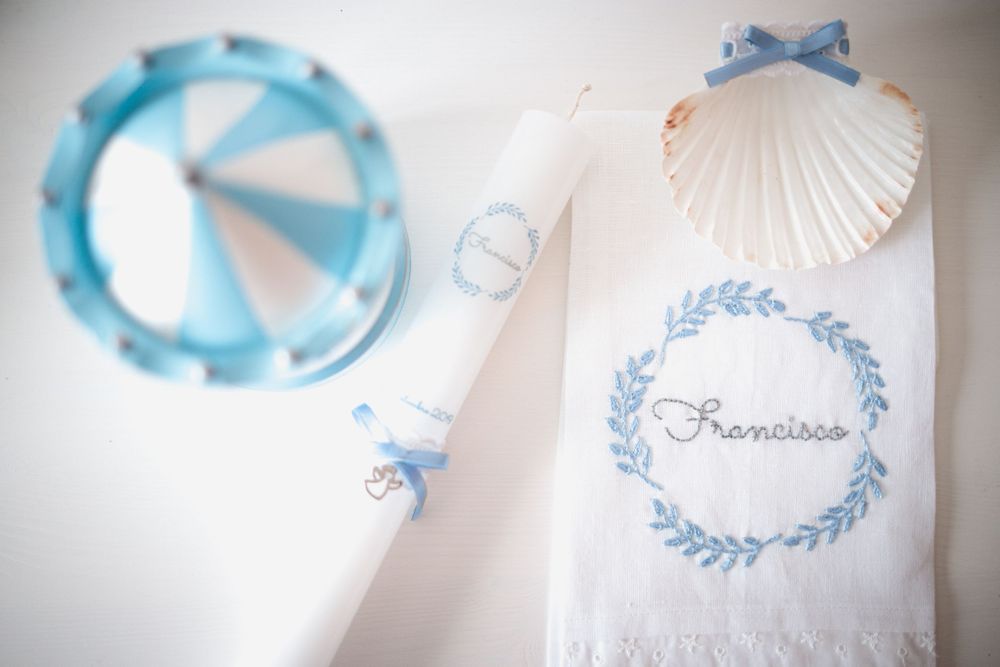 Pormenores de detalhes de batizado. Vela, toalha e concha de batizado Fotografia batizado fotografo baptizado Porto