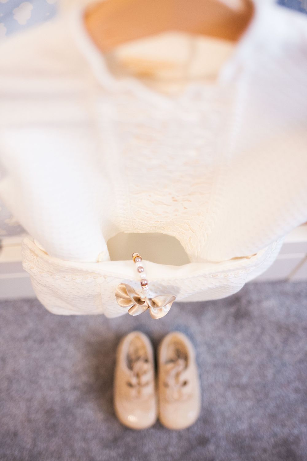 Roupa e sapatos de batizado. Sapatinhos de baptizado. Fotografo de batizado Fotografo para batizado