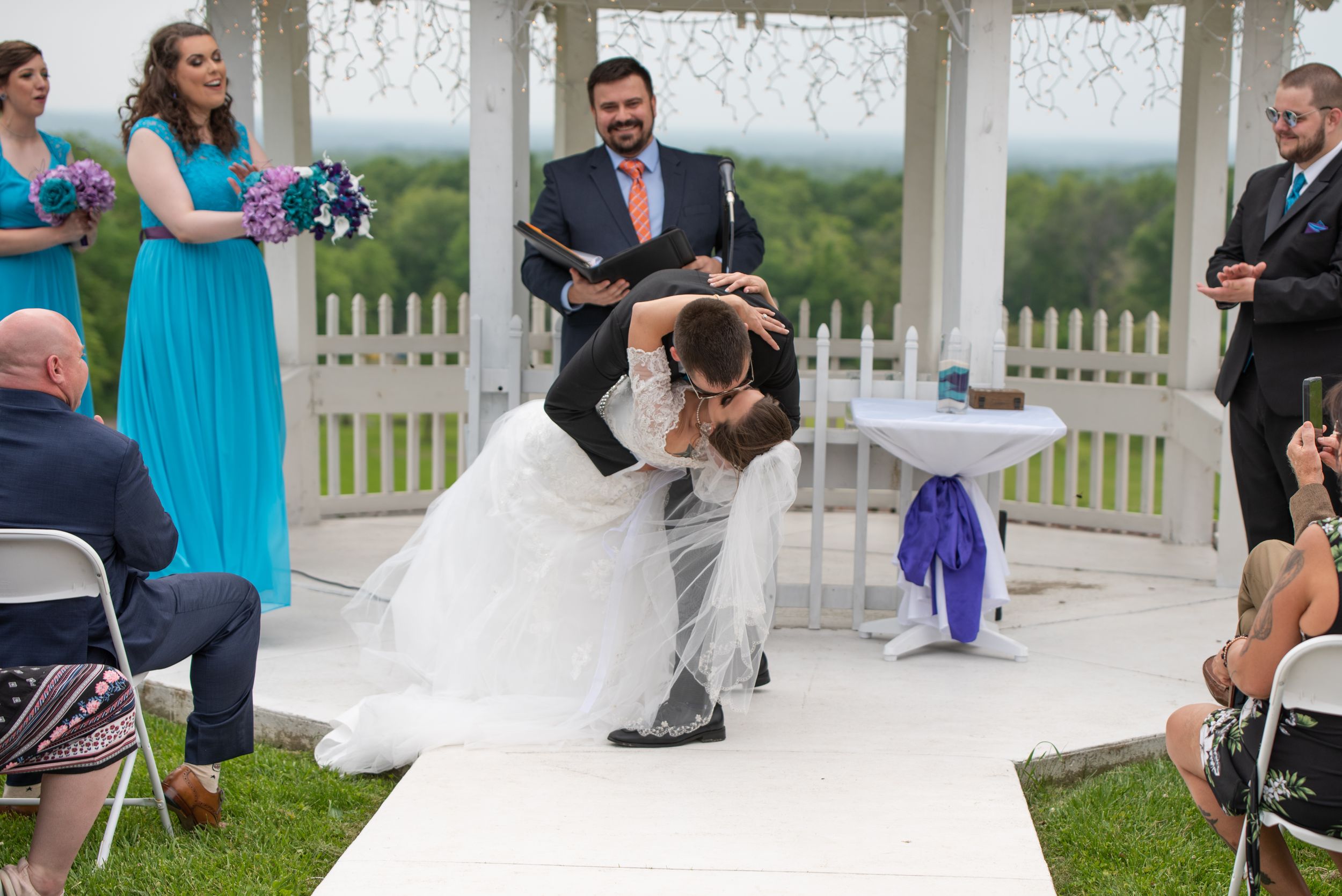 wedding kiss, Skyview Lodge, Brunswick, Ohio