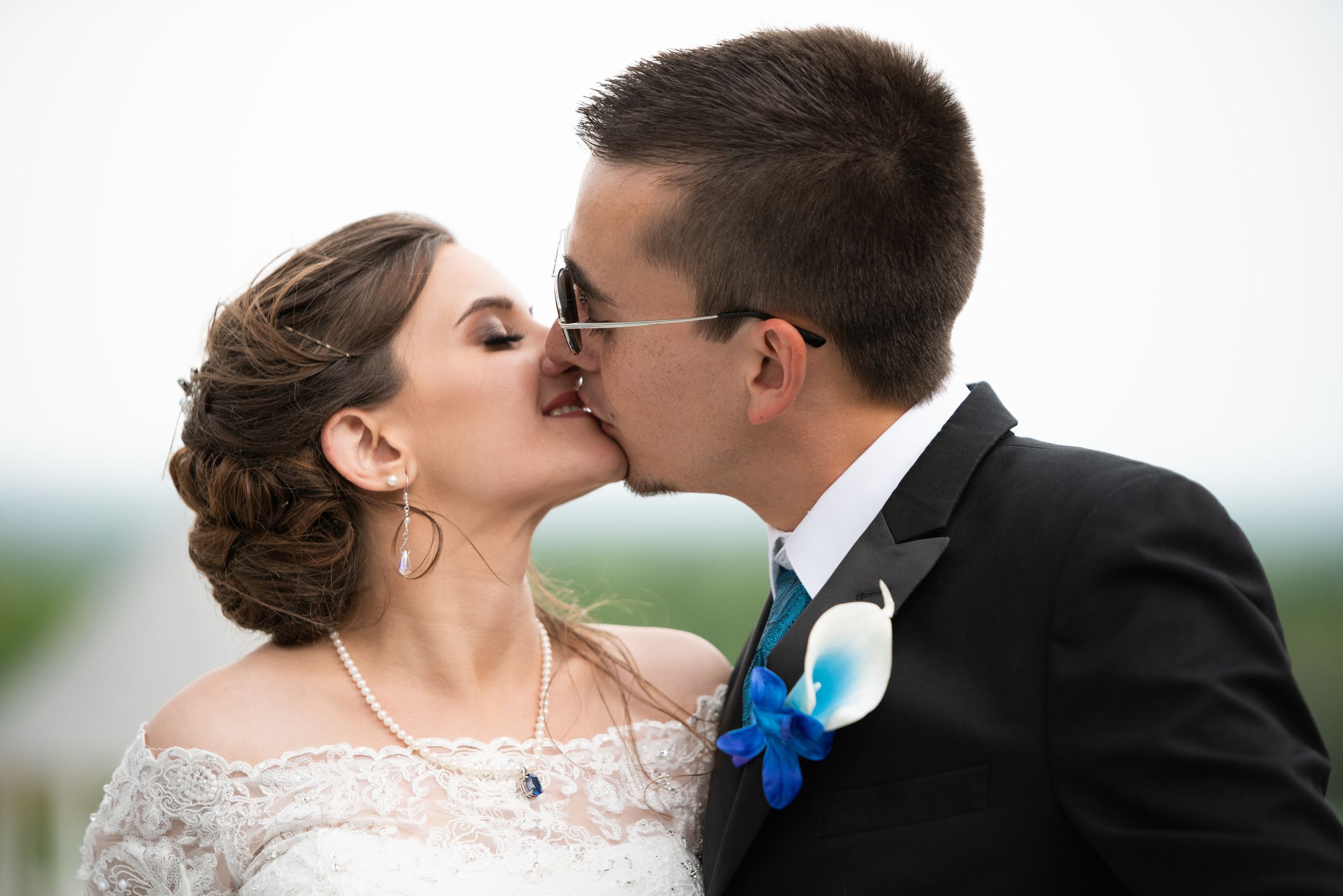 wedding kiss, Skyview Lodge, Brunswick, Ohio