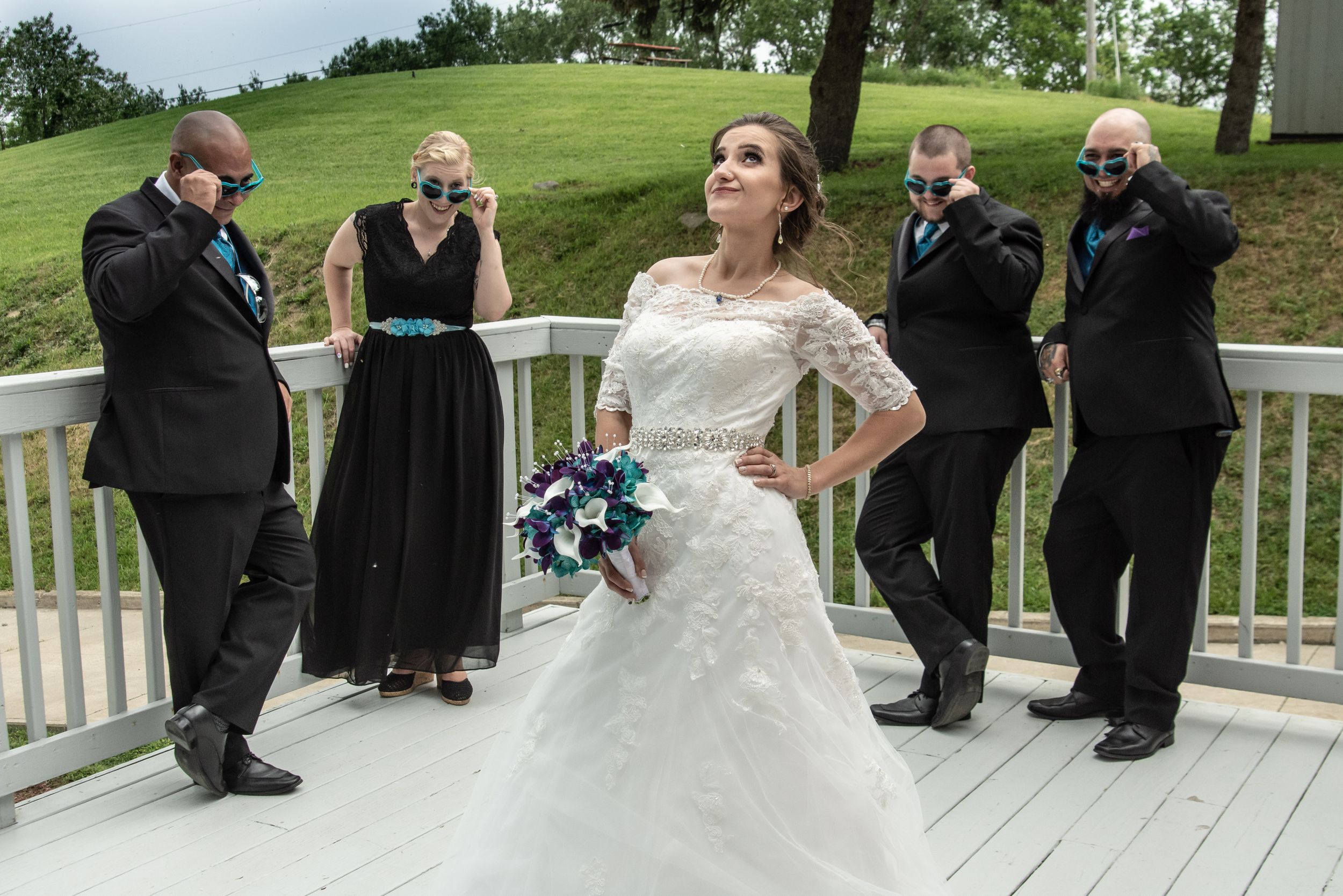 bridesmaids pose, Skyview Lodge, Brunswick, Ohio