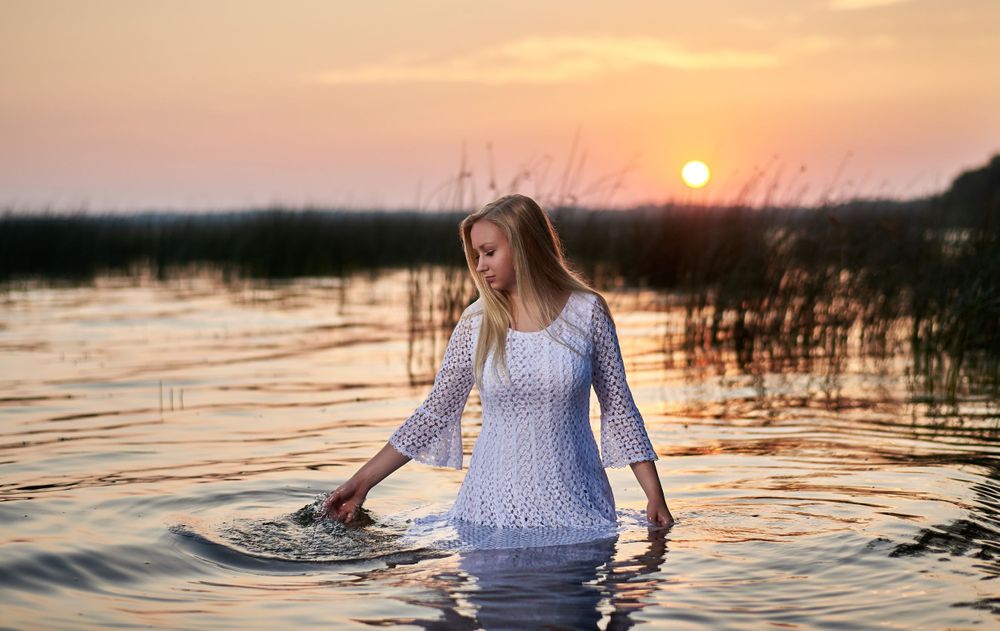 Senior picture in a lake