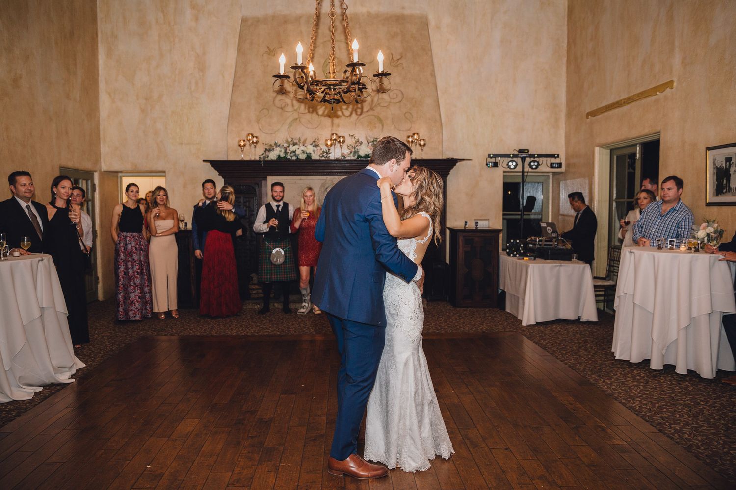First Dance Kiss | La Venta Inn