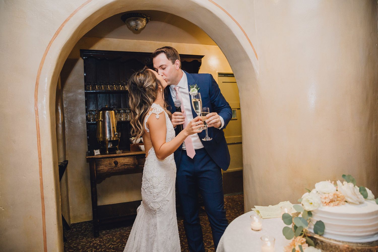 Cake Cutting Kiss | La Venta Inn
