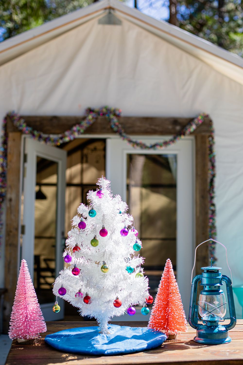 Inn Town Campground Modern Retro Christmas Decorations | Lenkaland Photography