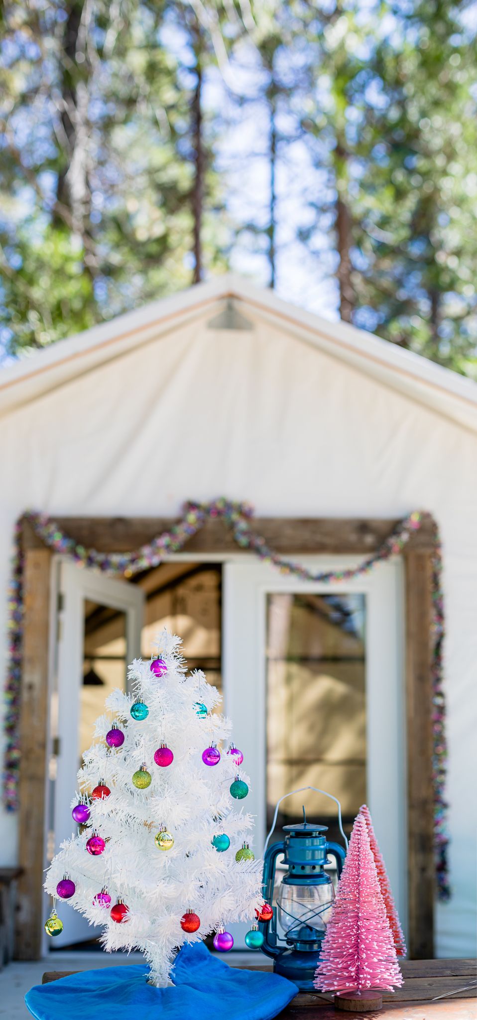 Inn Town Campground Modern Retro Christmas Decorations | Lenkaland Photography