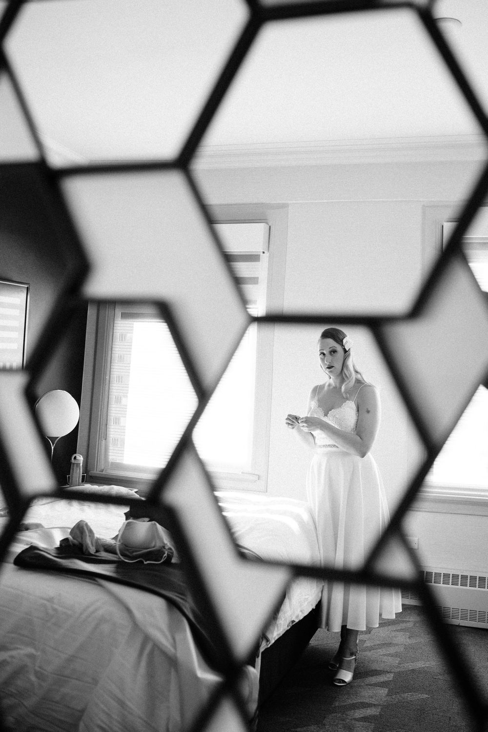 bride-getting-ready-through-mirror-photo-savory-hotel-desmoines-iowa-raelyn-ramey-photography