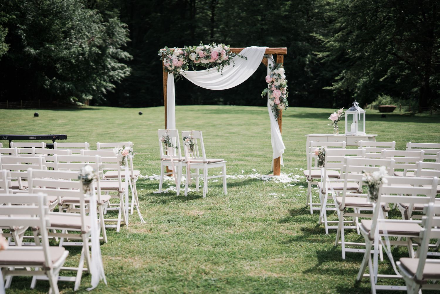 Hochzeitsfotograf Deko DIY Hochzeit herrundfrauk Traubogen freie Trauung Hoher Darsberg Neckarsteinach