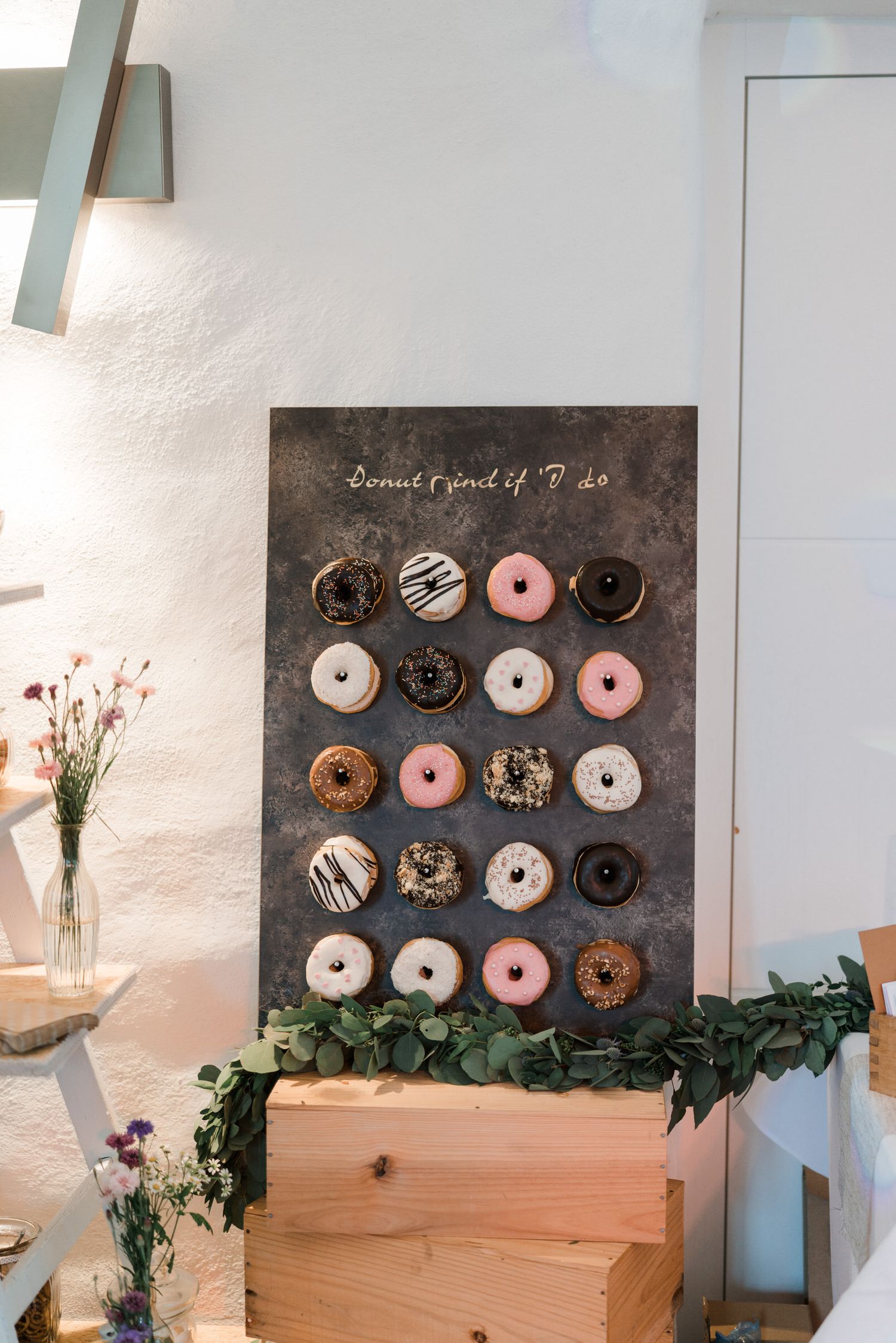 Hochzeitsfotograf Deko DIY Hochzeit herrundfrauk Rittergut Störmede Donutwall