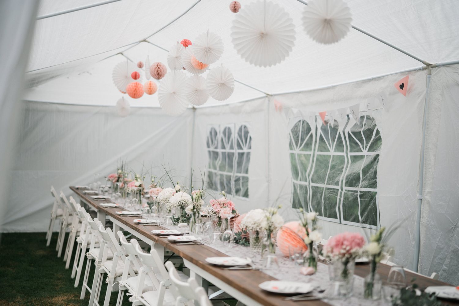 Hochzeitsfotograf Deko DIY Hochzeit herrundfrauk Gartenparty Hochzeit Tischdeko